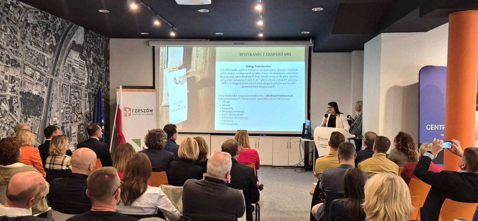 zdjęcie ze spotkania informacyjnego na temat wynajmu kr&oacute;tkoterminowego, fot. WDG, Urząd Miasta Rzeszowa